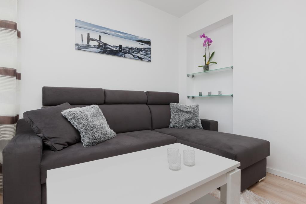 Riverside Apartment With Balcony By Noclegi Renters Свиноуйсьце Экстерьер фото