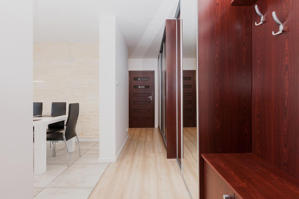 Riverside Apartment With Balcony By Noclegi Renters Свиноуйсьце Экстерьер фото