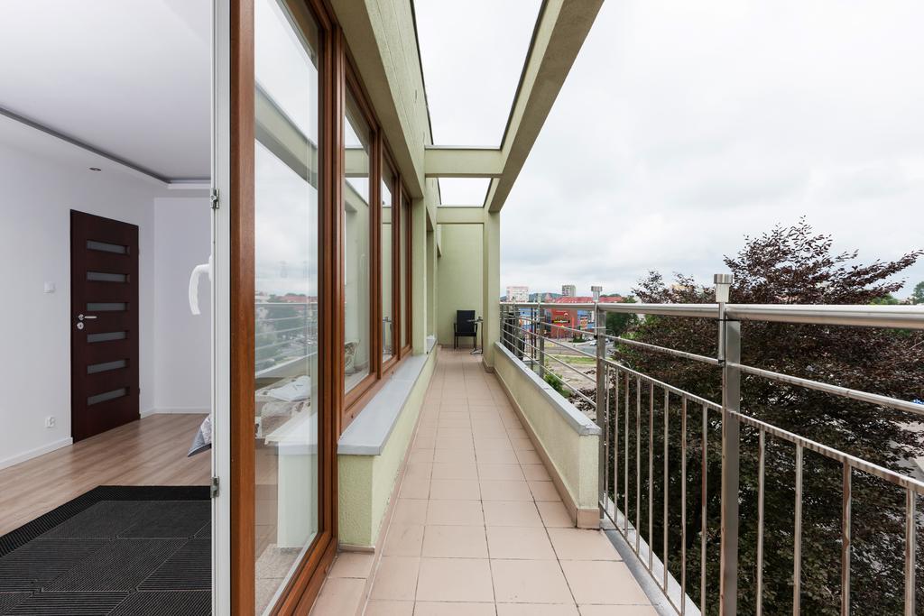 Riverside Apartment With Balcony By Noclegi Renters Свиноуйсьце Экстерьер фото