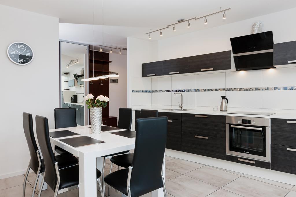 Riverside Apartment With Balcony By Noclegi Renters Свиноуйсьце Экстерьер фото
